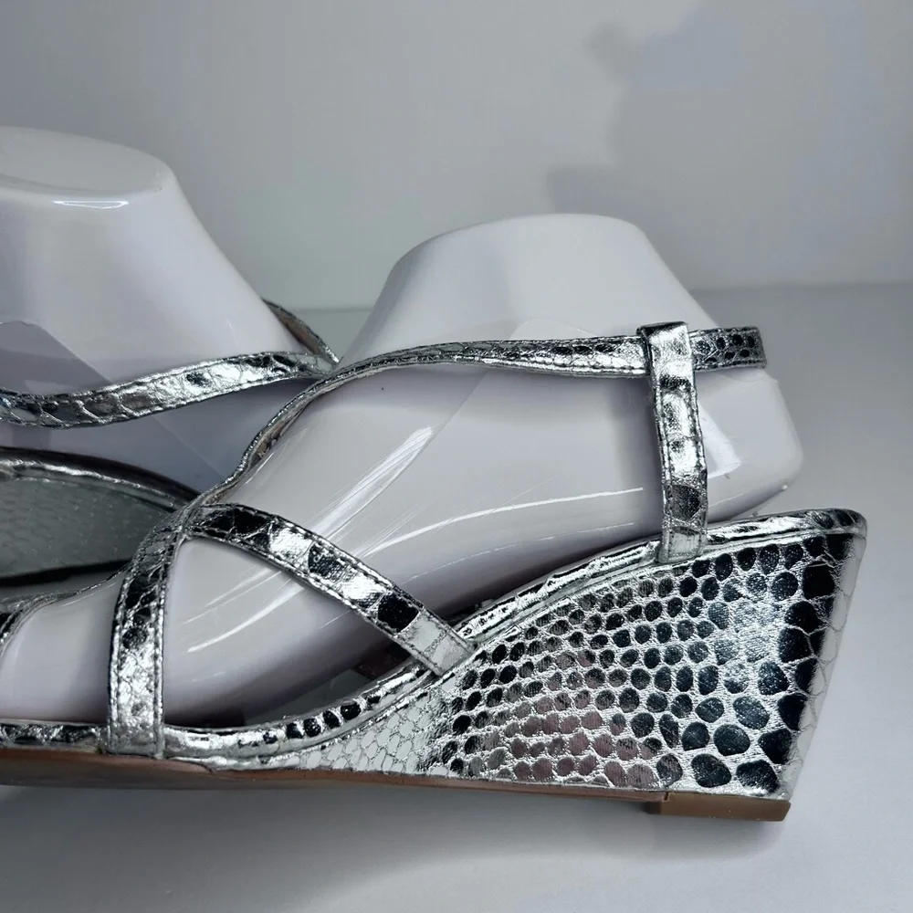 Isola Fidelia Metallic Crocodile‎ Silver 3” Wedge Strappy Heels Sandal Shoes 9